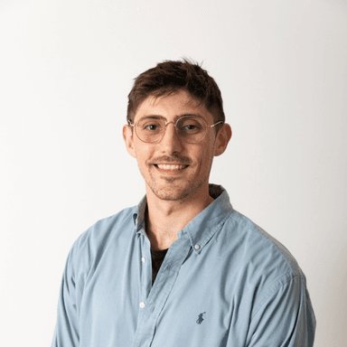 Oliver Professional Headshot and LinkedIn Profile Link