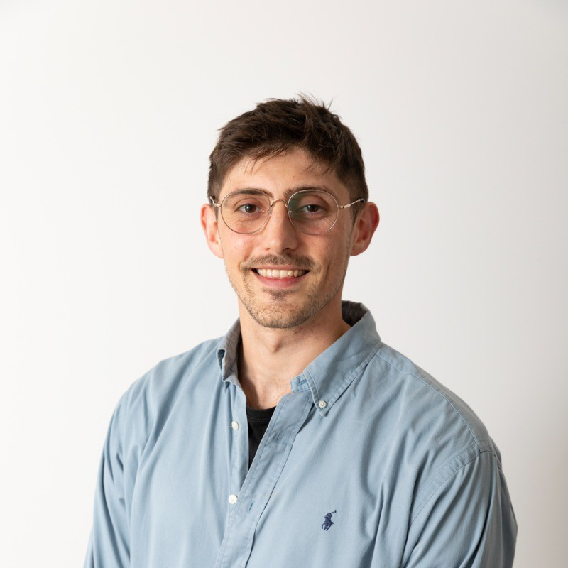 Oliver Professional Headshot and LinkedIn Profile Link